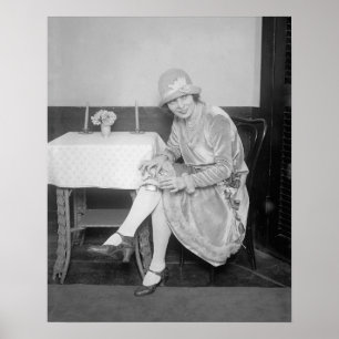 Flaska gömd i strumpeband, 1926. Gammalt foto Poster
