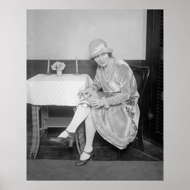 Flaska gömd i strumpeband, 1926. Gammalt foto Poster (Framsidan)