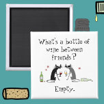 Flaska mellan Friends Funny Cat i Vin Magnet<br><div class="desc">Vad är flaska i vin mellan vänner? Det vore ett tomt vin flaska. Eller två, ett rött vin och ett annat vitt, som i illustrationen på den roliga kylskåpet Cabernet Cat och hans vita vin-drickande vän. Det skulle vara en underbar gåva till en vän som delar din bra i bra...</div>