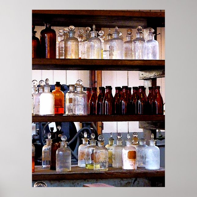 Flaskor av kemikalier på hyllor poster (Framsidan)