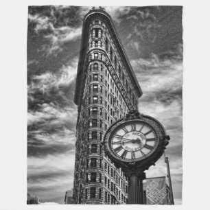 Flatiron Building och klocka i svart och vitt Fleecefilt