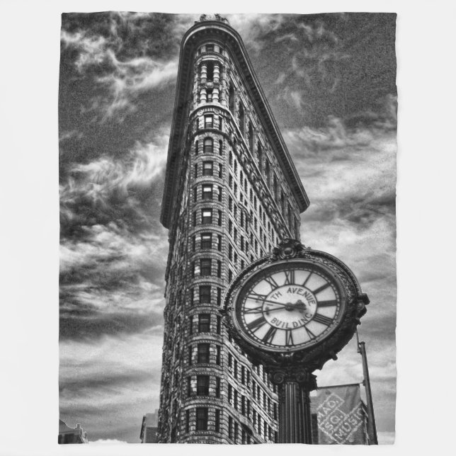 Flatiron Building och klocka i svart och vitt Fleecefilt (Framsidan)