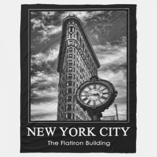 Flatiron Building och klocka i svart och vitt Fleecefilt