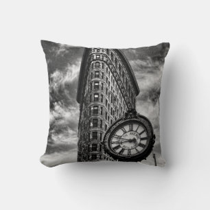Flatiron Building och klocka i svart och vitt Kudde