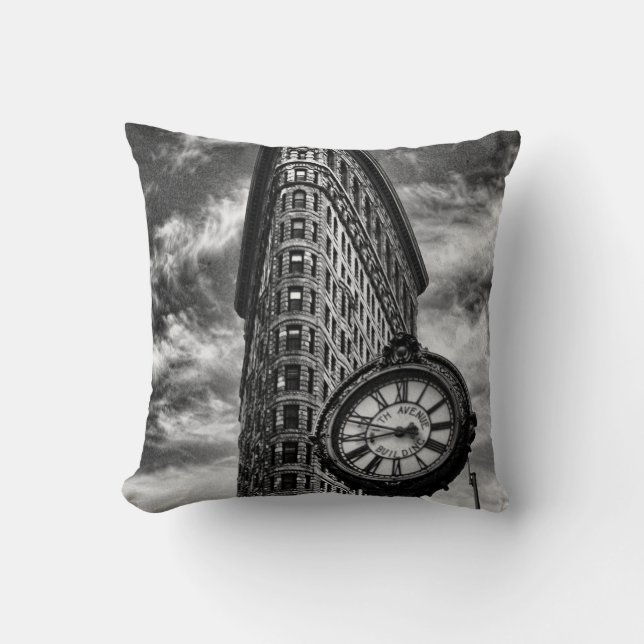 Flatiron Building och klocka i svart och vitt Kudde (Framsida)