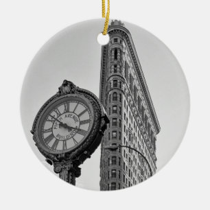 Flatiron Building och klocka i svart vitt #2 Julgransprydnad Keramik