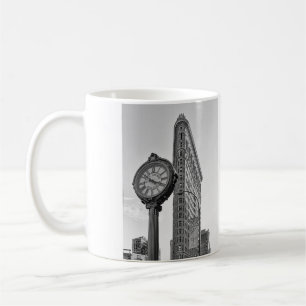 Flatiron byggnad och tar tid på i svart vit #2 kaffemugg