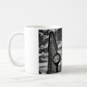 Flatiron byggnad och tar tid på i svartvitt kaffemugg