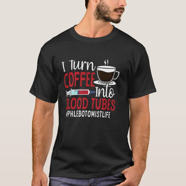 Flebotomist Tekniker Kaffejagare Jag Gör Kaffe  T Shirt (Framsida)