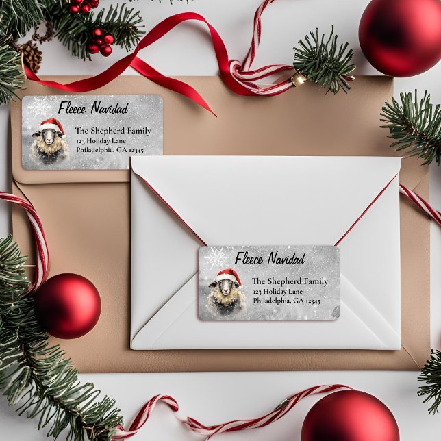Fleece Navidad Santa Får Jul Adressetikett (Fleece Navidad Address label with Santa Hat Sheep on a gray snowy background
)