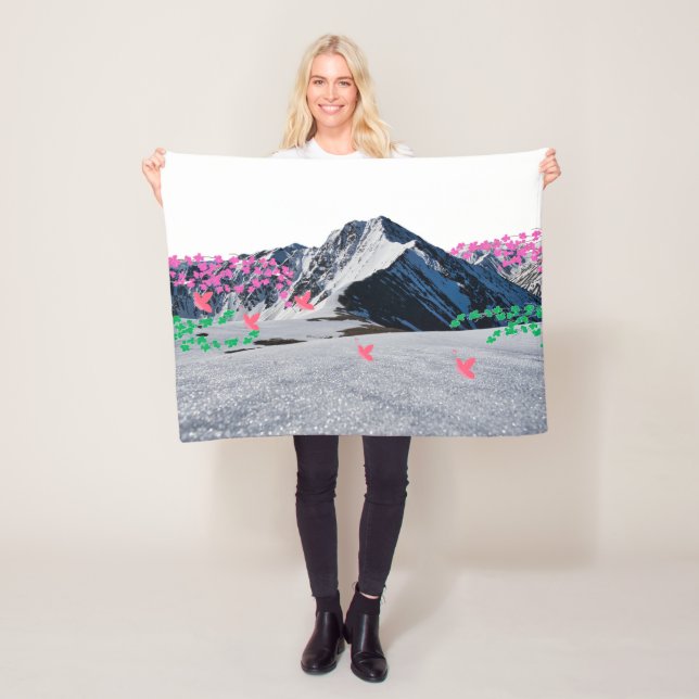 Fleecefilt med berg och rosa fjärilar (På plats)