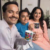 Flera Färg-fjärilar på svart bakgrund