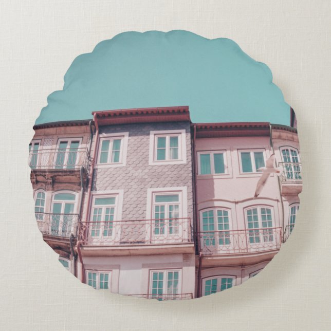 FLERA ROSA HOUSES with GLASS WINDOWS Rund Kudde (Framsidan)