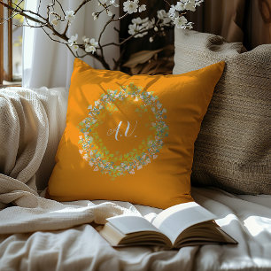 Flerfärgad Pastell Blommig Krans och Monogram Kudde