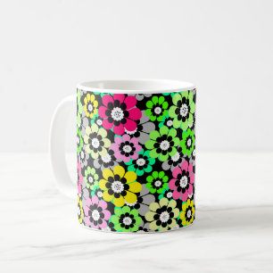 Flerfärgade pappersklippta blommor på svart bakgru kaffemugg