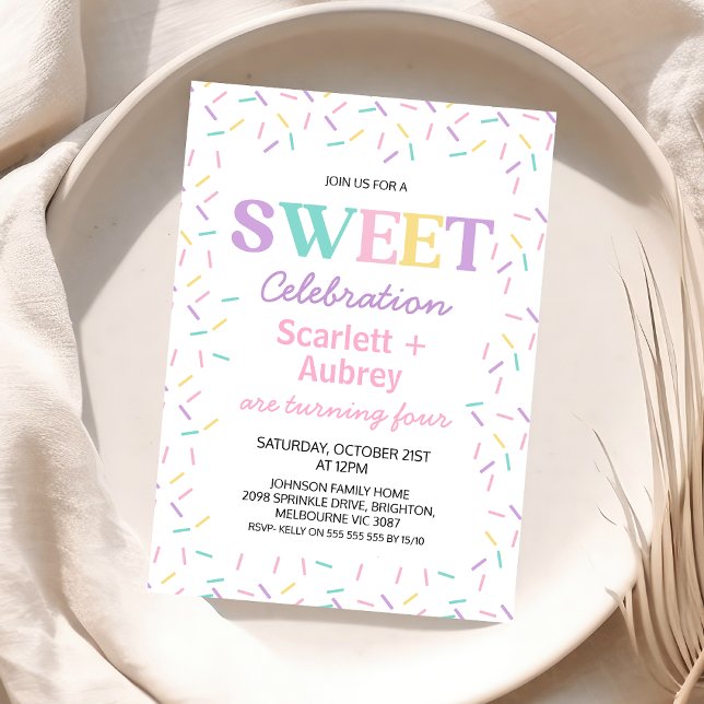 Flerfärgade Twillingar, födelsedag i Firande Inbjudningar (Twin Girls Sprinkle Sweet Celebration Birthday Invitation, 
Sprinkles Themed Birthday Party Invite)