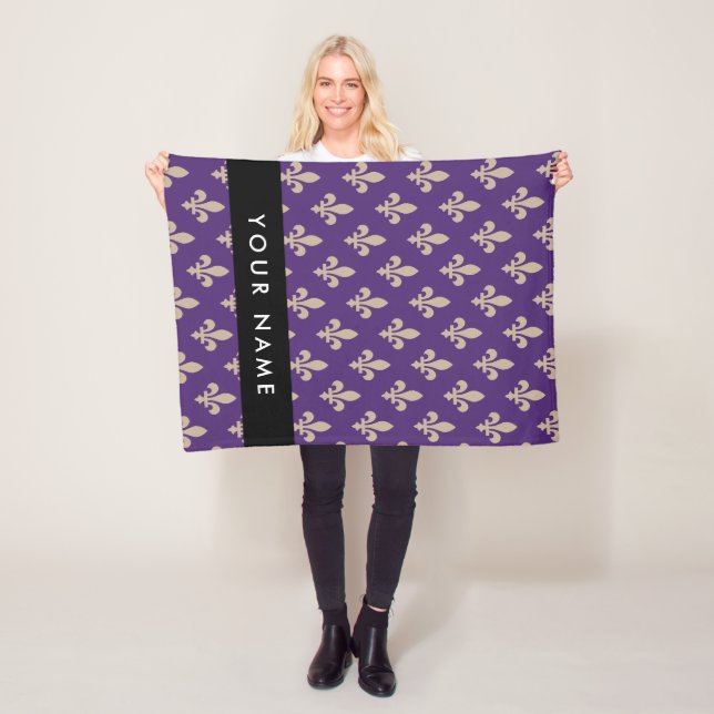 Fleur de Lis, Beige on Purple, Royal, Your Name Fleecefilt (På plats)