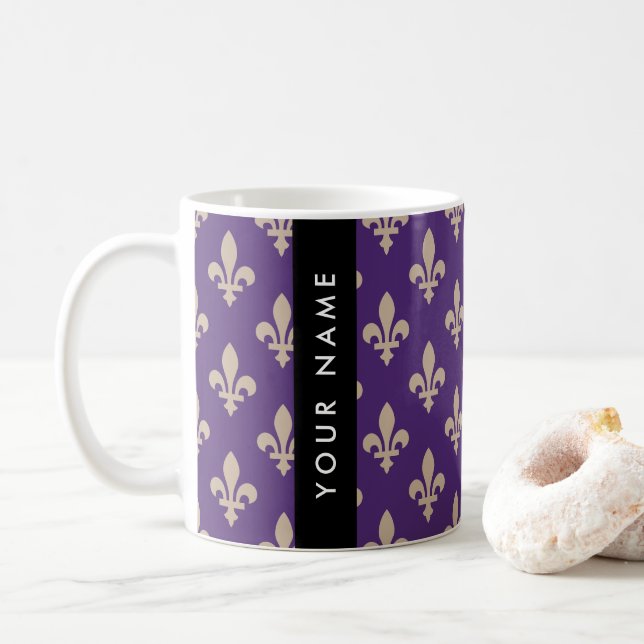 Fleur de Lis, Beige on Purple, Royal, Your Name Kaffemugg (Med munk)