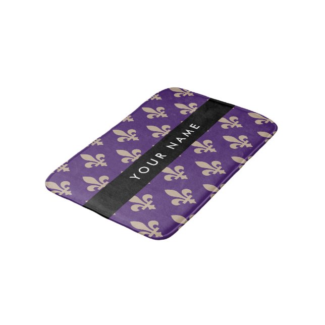 Fleur de Lis, Beige på Lila, Kunglig, Ditt Namn Badrumsmatta (Vinklad)