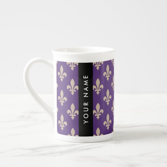 Fleur de Lis, Beige på Lila, Kunglig, Ditt Namn Benporslin Mugg (Vänster)