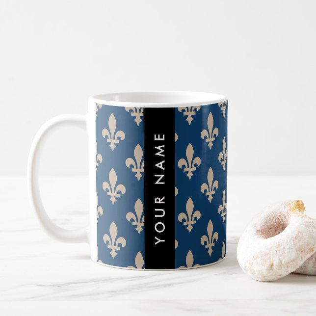 Fleur de Lis, Beige på Navy Blue, Royal, Ditt Namn Kaffemugg (Med munk)