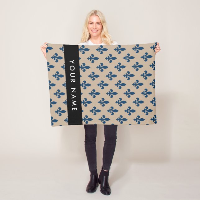 Fleur de Lis, marinblå på beige, kunglig, Ditt Nam Fleecefilt (På plats)