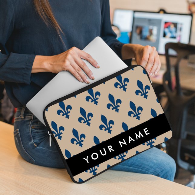 Fleur de Lis, Marinblå på Beige, Kunglig, Ditt Nam Laptop Fodral (Skapare uppladdad)