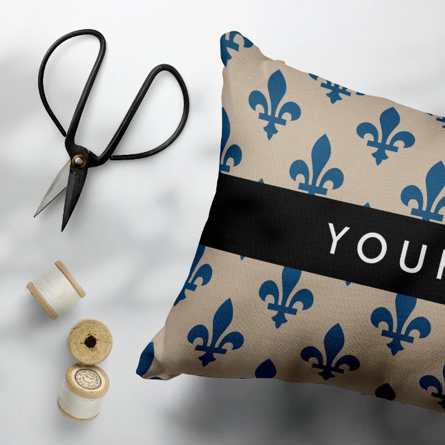 Fleur de Lis, marinblå på beige, kunglig, Ditt nam Prydnadskudde (Skapare uppladdad)