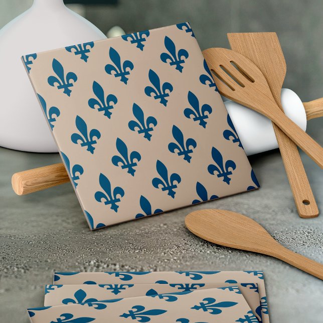 Fleur de Lis Mönster, Royal Fransk Blue på Cream Kakelplatta (Skapare uppladdad)