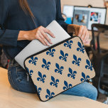 Fleur de Lis Mönster, Royal Fransk Blue på Cream Laptop Fodral<br><div class="desc">Elegant,  snyggt och sofistikerat mönster med marinblå Fleur De Lis Mönster på gräddbakgrunden. Modern utformning och trendig,  perfekt för heraltorrt älskare.</div>