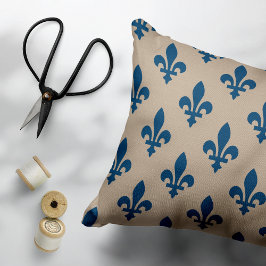 Fleur de Lis Mönster, Royal Fransk Blue på Cream Prydnadskudde