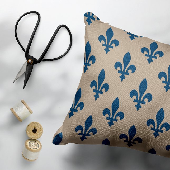 Fleur de Lis Mönster, Royal Fransk Blue på Cream Prydnadskudde (Skapare uppladdad)