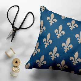 Fleur de Lis Mönster, Royal Fransk, Cream på Blue Prydnadskudde