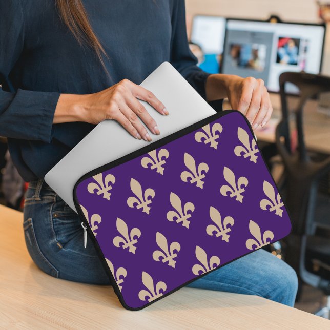 Fleur de Lis Mönster, Royal Fransk Cream på Lila Laptop Fodral (Skapare uppladdad)