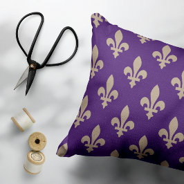 Fleur de Lis Mönster, Royal Fransk Cream på Lila Prydnadskudde