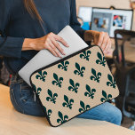 Fleur de Lis Mönster, Royal Fransk Grönt på Cream Laptop Fodral<br><div class="desc">Elegant,  snyggt och sofistikerad mönster med grönt Fleur De Lis Mönster på gräddbakgrunden. Modern utformning och trendig,  perfekt för heraltorrt älskare.</div>
