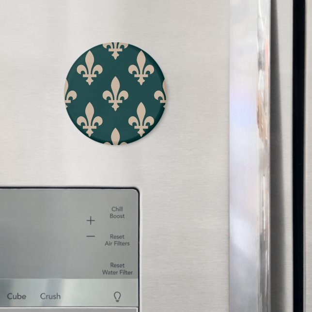 Fleur de Lis-mönster, Royal French Kräm på Grönt Magnet (In Situ (Fridge))
