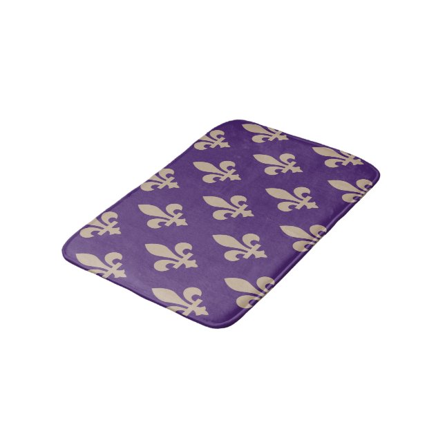 Fleur de Lis-mönster, Royal French Kräm på Lila Badrumsmatta (Vinklad)