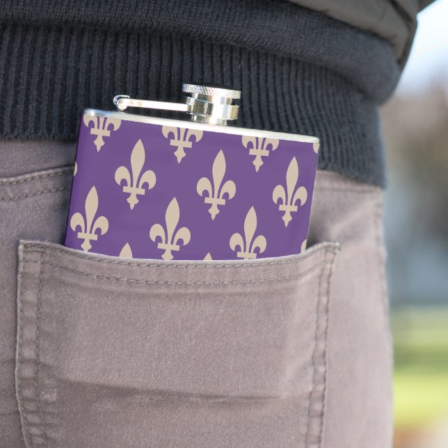 Fleur de Lis-mönster, Royal French Kräm på Lila Fickplunta (In Situ)