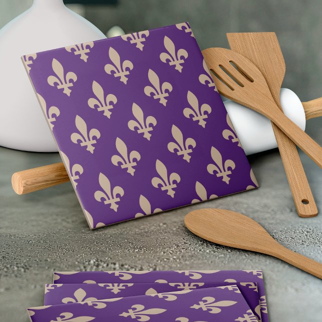 Fleur de Lis-mönster, Royal French kräm på lila Kakelplatta (Skapare uppladdad)