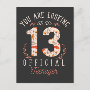 Flicka 13-årsdag Tittar på en officiell tonåring Vykort