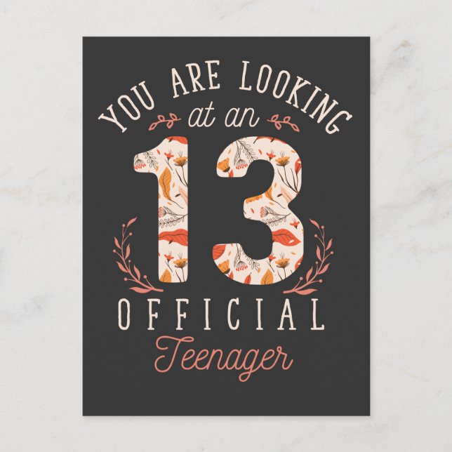 Flicka 13-årsdag tittar på en officiell tonåring vykort (Framsida)