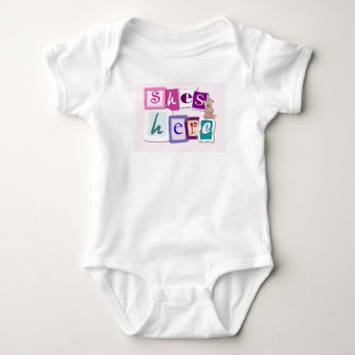 Flicka är här! tee