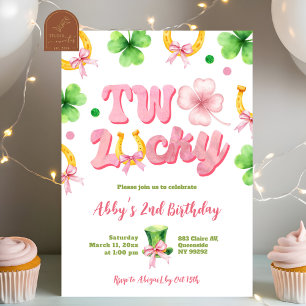 Flicka Böjd Glitter Två Lucky St Patrick 2-årsdag Inbjudningar