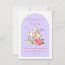 flicka brinner i blommigt, babydusch i party i te