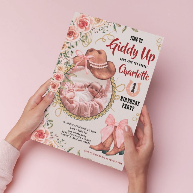 Flicka Cowgirl-Rosa blomma 1:a födelsedag Foto Inbjudningar (Baby Girl Cowgirl Pink flower 1st Birthday Photo Invitation)