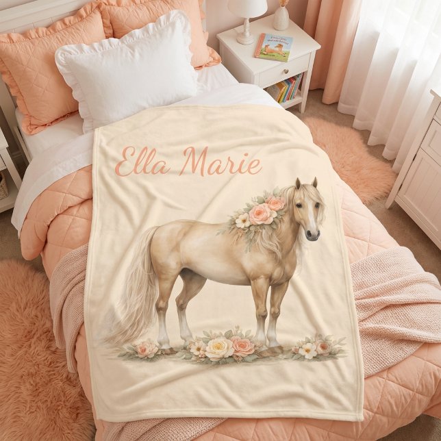 Flicka Ferskt Häst Ros Monogram Namn  Fleecefilt (Skapare uppladdad)