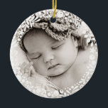 Flicka Första julen Vita berry Wandeans Rosa Julgransprydnad Keramik<br><div class="desc">Skapa den här prydnaden med ditt flicka-foto, namn och födelsedatum för att skapa en julprydnad som hedrar hennes första jul som en del av din familj. Den här dekorationen har en vit krandbild på båda sidor samt en bakgrund och grått på anpassningsbarnas textsida. Om du vill ändra färg eller layout...</div>