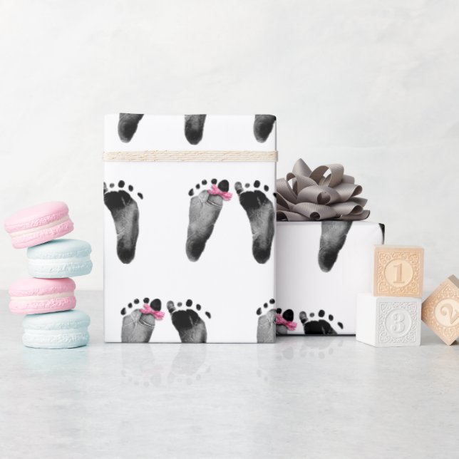 Flicka fotavtryck med Rosa fält Presentpapper (Baby Shower)