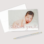 Flicka-foto för Cute Ro Rosa Heart-skript Anpassni Tack Kort<br><div class="desc">Moderna och minimala tackkort-kort innehåller ett foto av ditt nyfödda flicka med anpassningsbar djup ro rosa (kan ändras) Tack i ett sött hjärtteckensnitt i stil. Perfekt att sända ett litet tack till vänner och familj som har gett gåvor till nyfödd bebis, eller som ett tack för baptism. Lägg till ytterligare...</div>